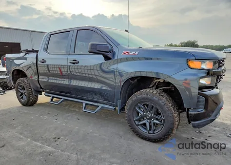 2021 Chevrolet Silverado K1500 Trail Boss Custom z USA, uszkodzony, nr VIN 1GCPYCEF8MZ179492